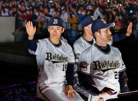 　大阪・御堂筋で行われたオリックスの優勝パレードで手を振る山本由伸。右は能見篤史投手コーチ＝３日夕