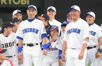 　試合を終えて記念撮影をするイチロー氏（左）と松坂大輔氏（撮影・堀内翔）