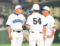 　２回、マウンドに集まるイチロー氏（左）、松坂大輔氏（右）らＫＯＢＥ　ＣＨＩＢＥＮナイン（撮影・堀内翔）