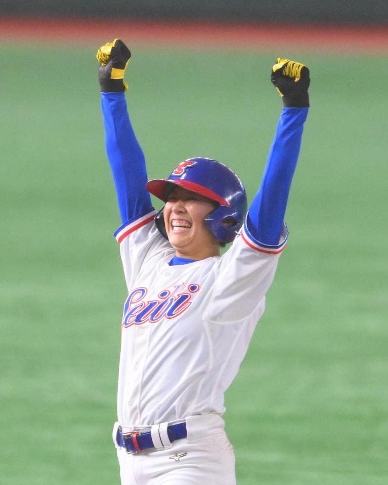 　１回、先制の適時三塁打を放ちガッツポーズをする福知山成美・森崎杏（撮影・堀内翔）