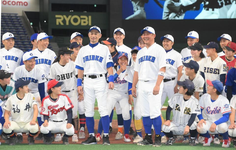 　試合後、高校野球女子選抜の選手たちと記念撮影をするイチロー氏（左）と松坂大輔氏（右）＝撮影・堀内翔