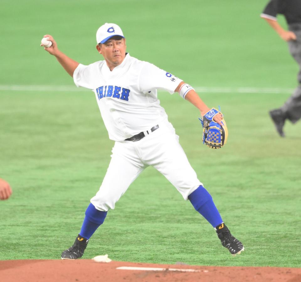 　１回、一塁に送球する遊撃手の松坂大輔氏（撮影・堀内翔）