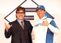 　ビッグボスポーズで笑顔を見せる加藤豪将（右）と新庄監督（撮影・佐藤厚）