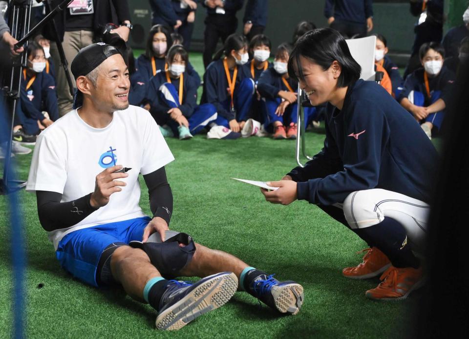 　高校野球女子選抜の選手たちにサインをするイチロー氏