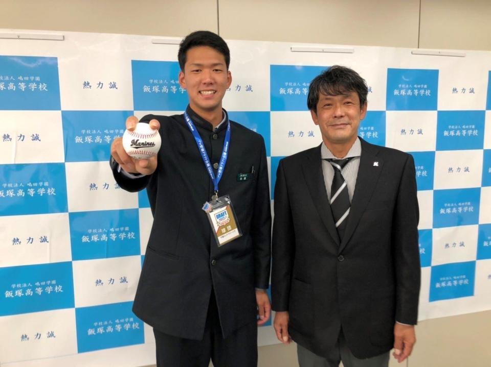 　福沢スカウト（右）から指名あいさつを受けた育成２位の白浜（球団提供）