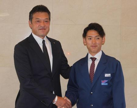 　指名あいさつを受けて担当の山田スカウトと握手する楽天ドラフト６位指名の西濃運輸・林優樹（右）