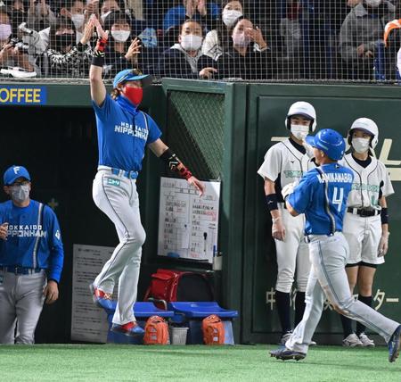 　４回、宇佐見の勝ち越し適時二塁打で生還した上川畑をジャンプで迎える新庄監督（撮影・高石航平）