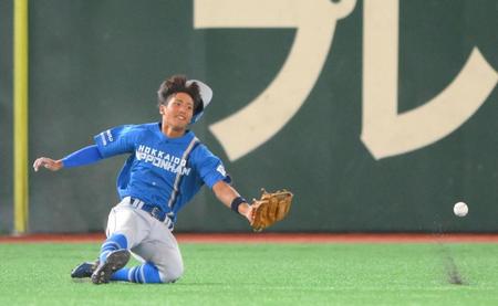 　１回、岡本和の打球を追うも捕球できない阿部（撮影・堀内翔）