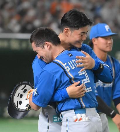 　７回、代打で出場して右飛に倒れて清宮と抱き合う杉谷（撮影・堀内翔）