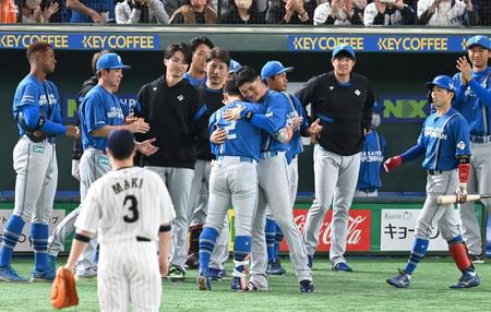 　７回、右飛で現役最終打席を終え清宮らナインに迎えられる杉谷（撮影・高石航平）