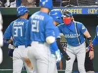 　４回、野村の適時打で生還した江越（左）を祝福する新庄ビッグボス（撮影・西岡正）