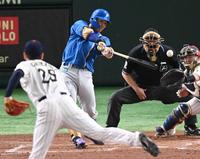 　４回、勝ち越し適時二塁打を放つ宇佐見（撮影・高石航平）