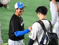 　タッチをかわす斎藤友と湯浅（撮影・高石航平）