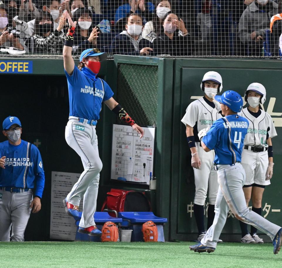 　４回、宇佐見の勝ち越し適時二塁打で生還した上川畑をジャンプで迎える新庄監督（撮影・高石航平）