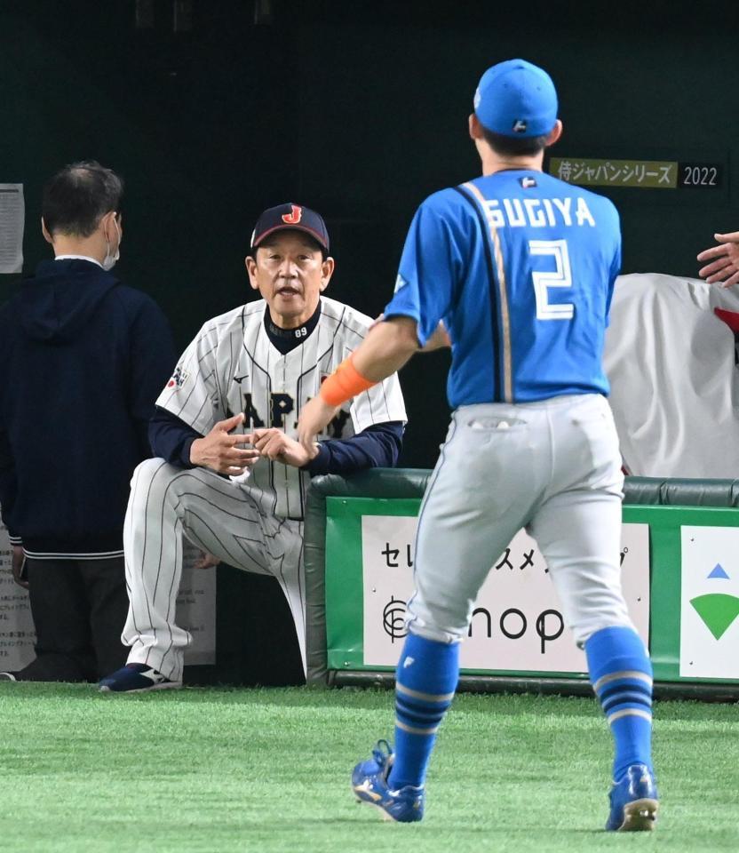 　場内一周する杉谷を迎える栗山監督（撮影・高石航平）