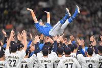 　両チームの選手から胴上げで祝福される杉谷