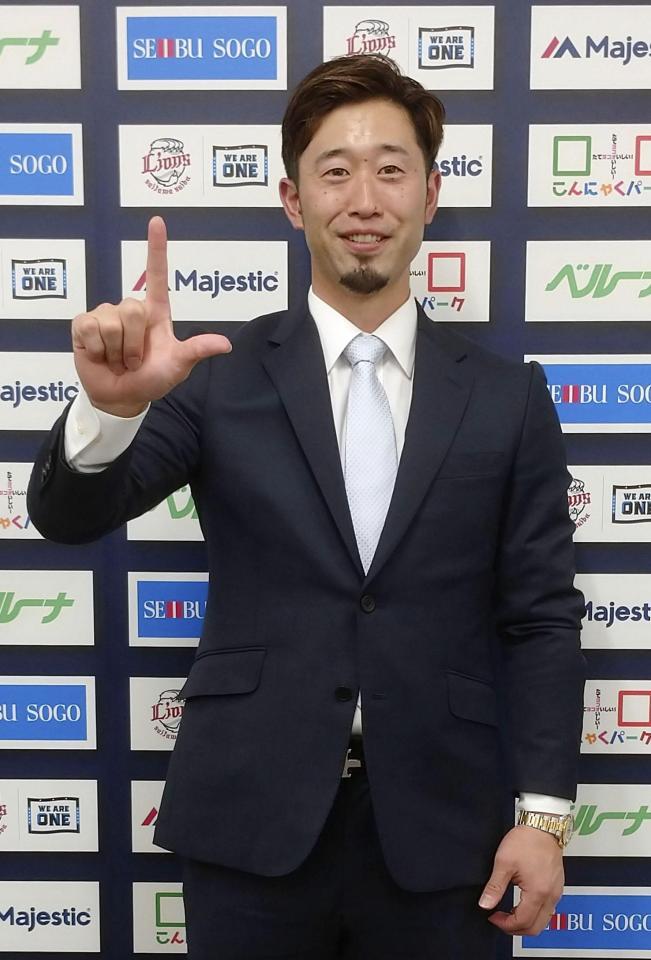 　４年契約で合意し、笑顔でポーズをとる外崎（共同）