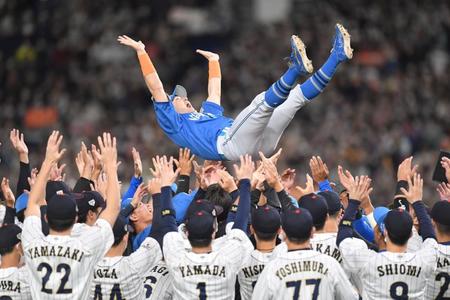 　今年も多くのプロ野球選手がユニホームを脱ぐ。日本代表強化試合が“引退試合”となった日本ハム・杉谷は、両チームのナインから胴上げで祝福された＝１１月５日
