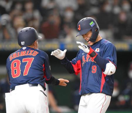 　日本代表強化試合でソロを放ち迎えられる塩見（撮影・堀内翔）