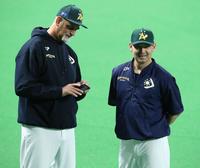 　練習を見守るオーストラリア代表のマイケル中村コーチ（右）＝撮影・中島達哉