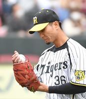 　合同トライアウトを終え、感慨深げにボールを見つめる一二三（撮影・伊藤笙子）