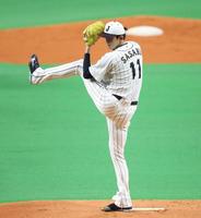 　マウンドで投球練習をする佐々木朗（撮影・中島達哉）