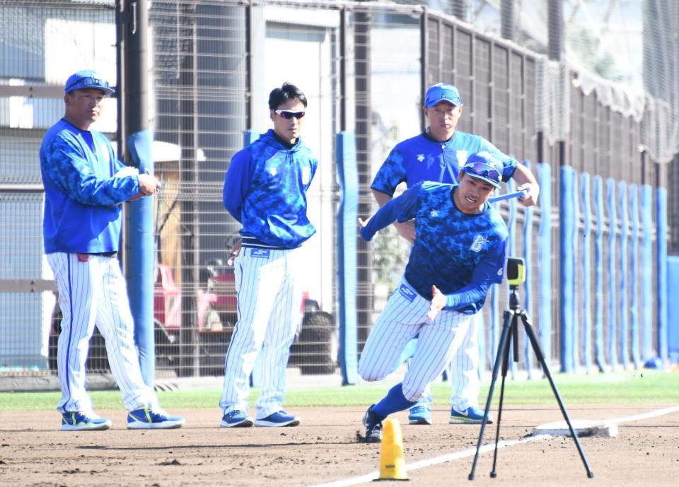 　森（手前）の走塁練習を見る（左から）小池外野守備走塁コーチ、片岡臨時コーチ、田中内野守備走塁コーチ（撮影・中田匡峻）