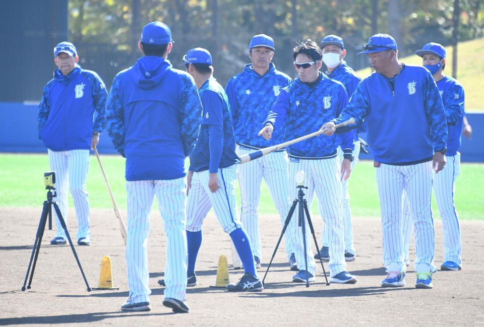 　森（６）を指導する片岡臨時コーチ（右から２人目）。左端は三浦監督（撮影・中田匡峻）