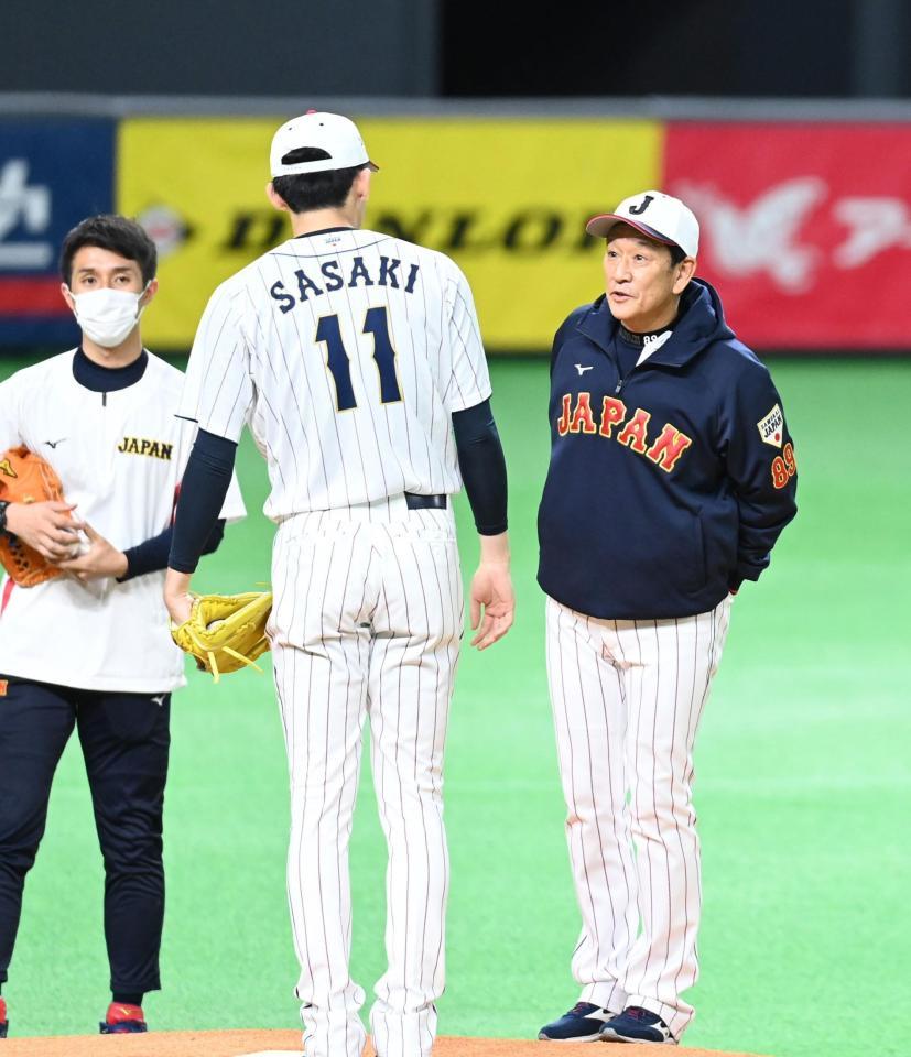 　佐々木朗（１１）に話しかける栗山監督（撮影・高石航平）