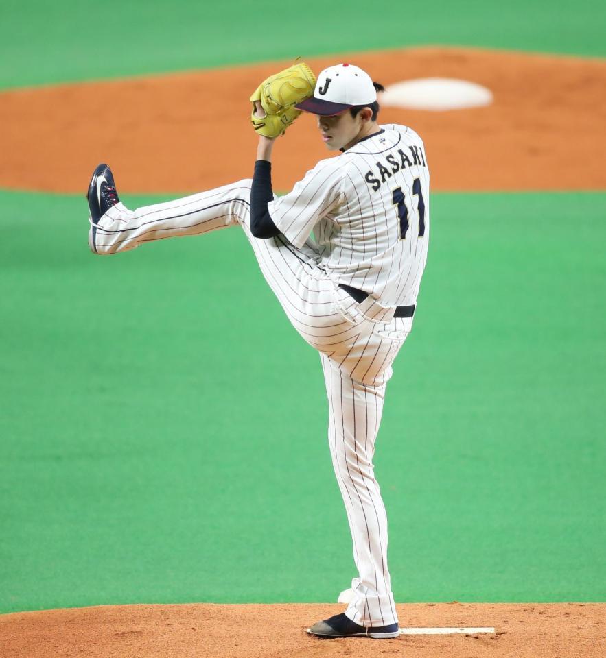 　マウンドで投球練習をする佐々木朗（撮影・中島達哉）