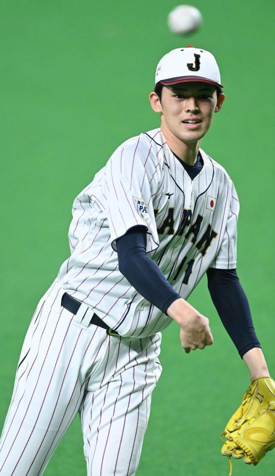 　笑顔でキャッチボールする佐々木朗（撮影・高石航平）