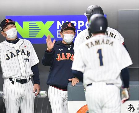 　５回、２ランを放った村上を迎える栗山監督（撮影・西岡正）