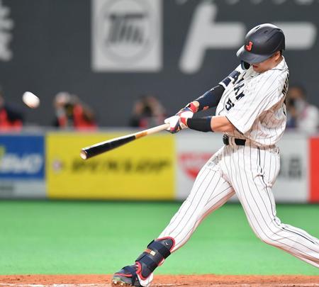 　５回、右越えに２ランを放つ村上（撮影・西岡正）