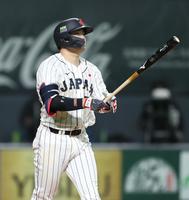 　５回、２ランを放つ村上（撮影・中島達哉）