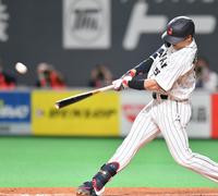 　５回、右越えに２ランを放つ村上（撮影・西岡正）