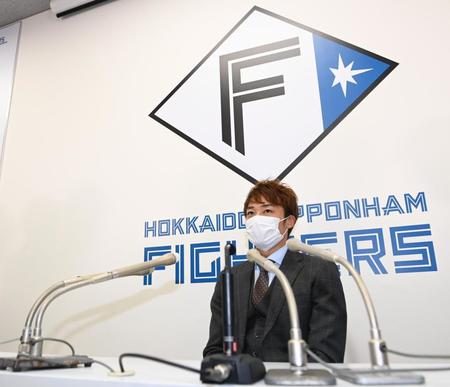 　契約更改を終え、会見する中島（撮影・高石航平）