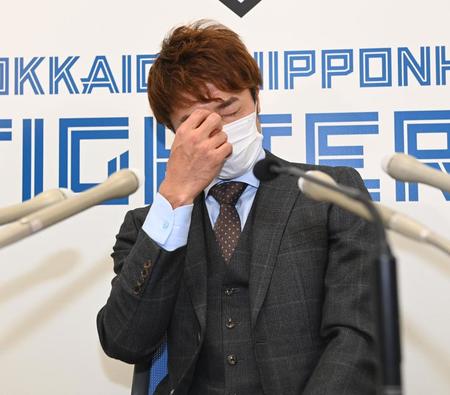 　契約更改を終え、会見する中島（撮影・高石航平）
