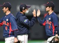 　オーストラリアに連勝し、ナインを迎える栗山監督（中央）＝撮影・西岡正