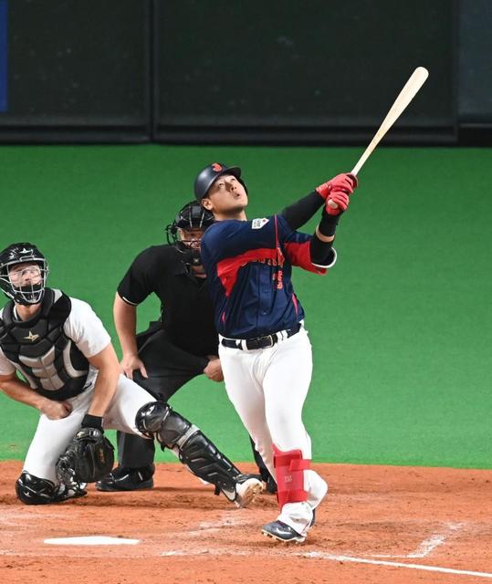 侍ジャパン　岡本和真が仰天の天井直撃二塁打　解説者も驚き、場内どよめき