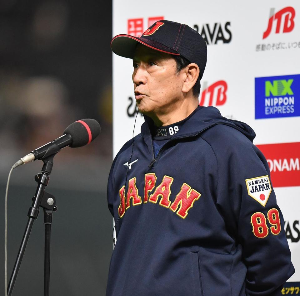 　勝利監督インタビューで話す栗山監督（撮影・西岡正）