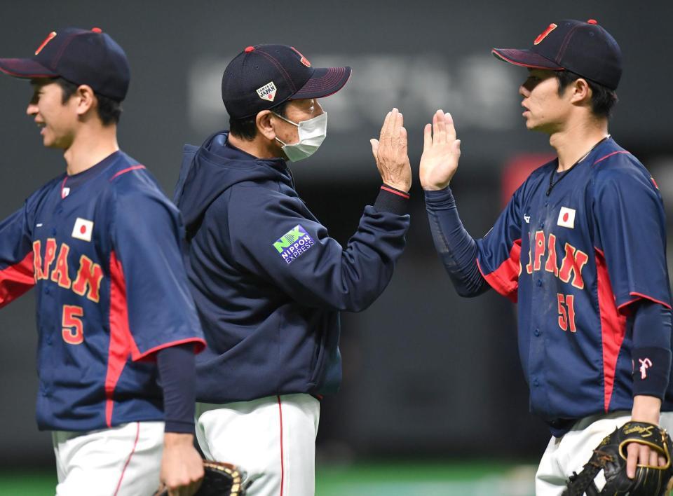 　オーストラリアに連勝し、ナインを迎える栗山監督（中央）＝撮影・西岡正