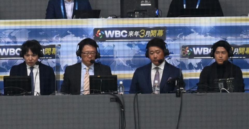 　実況席から試合を見つめる松坂大輔氏（右から２人目）ら（撮影・高石航平）