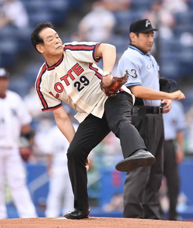 　始球式を務める元ロッテの村田兆治さん（２０２０年）