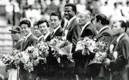 　新生ロッテの初戦で再会した村田さん（左から２番目）と小山氏（右から３番目）＝１９９２年４月４日