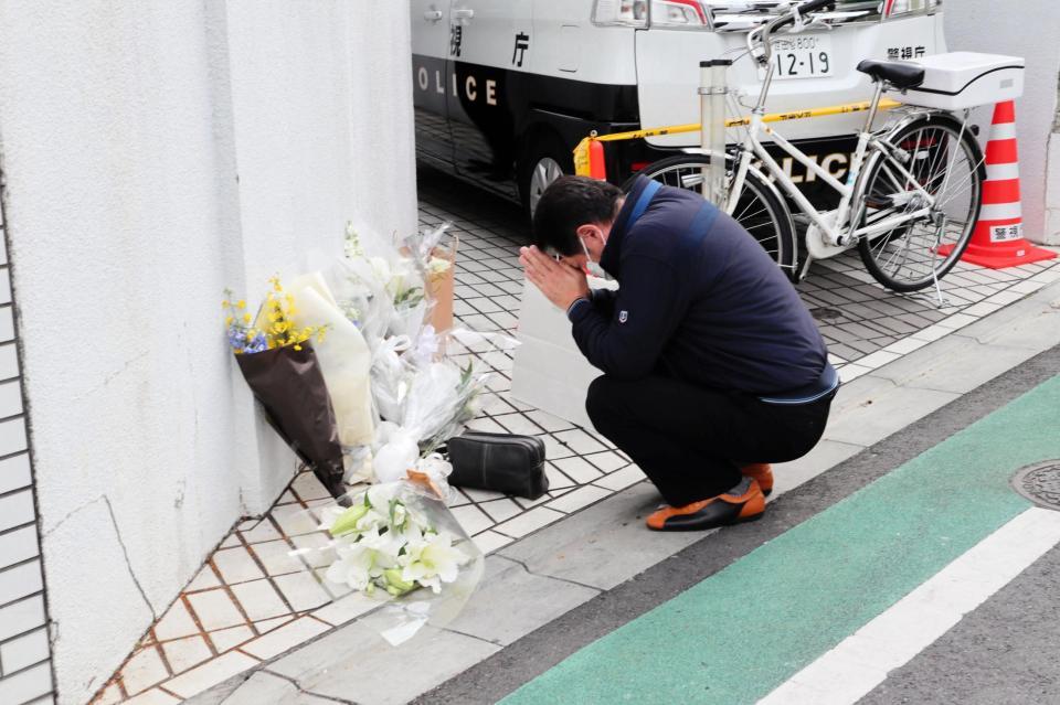 　献花に訪れた村田氏の知人・田島さん