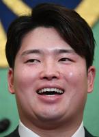 　笑顔で会見する村上（撮影・佐藤厚）