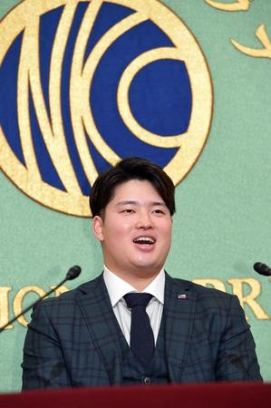 　笑顔で会見する村上（撮影・佐藤厚）