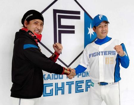 就任会見後ガッツポーズをする八木コーチ（右）と新庄監督