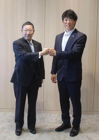 後藤高志オーナー（左）にあいさつに訪れた西武の松井稼頭央新監督