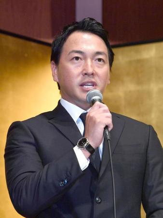 　入団会見をする長野（撮影・佐々木彰尚）